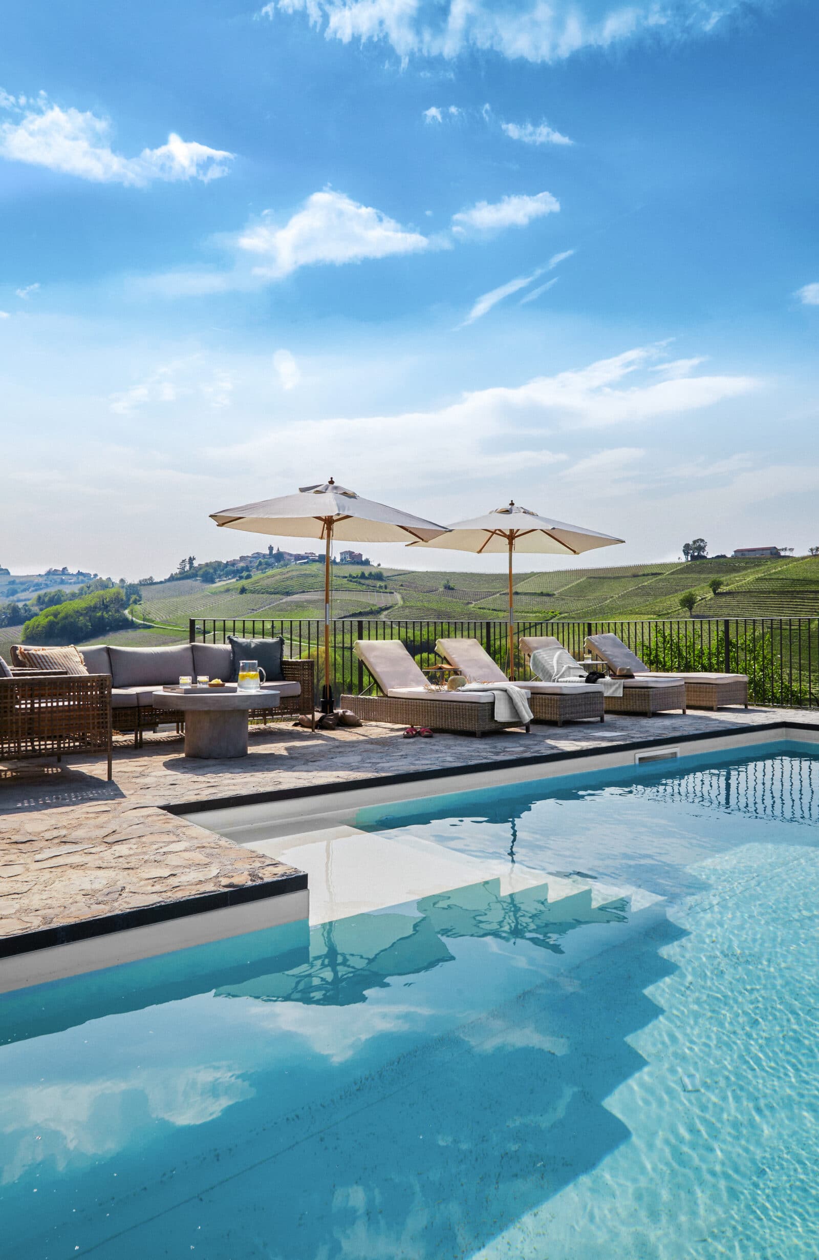 Piemonte pool blå himmel liggestole