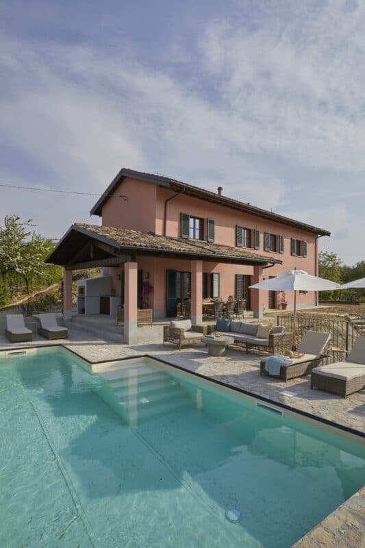 Piemonte feriebolig pool blå himmel