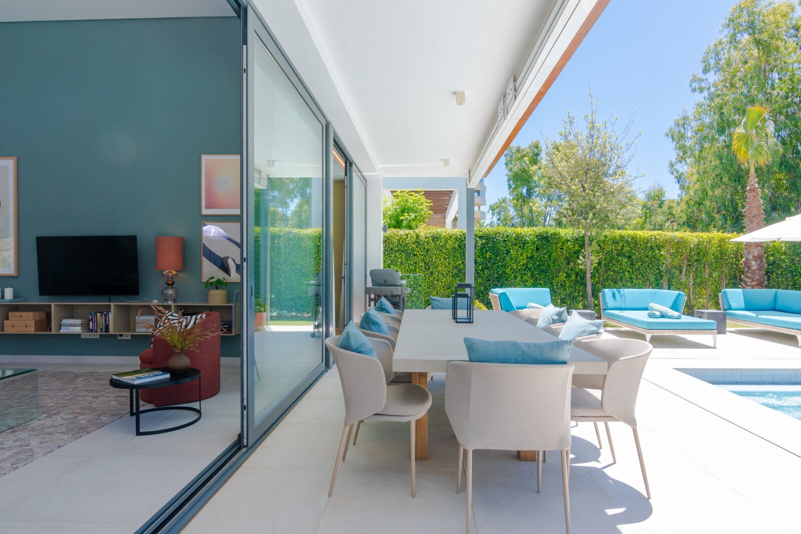 Marbella villa Broste stol Poster and Frame plakat B&O højtaler Muubs spisebord