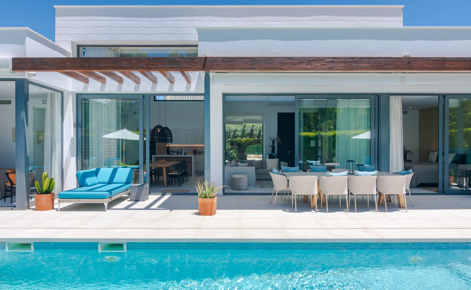 Muubs spisebord Marbella villa pool terrasse loungeområde