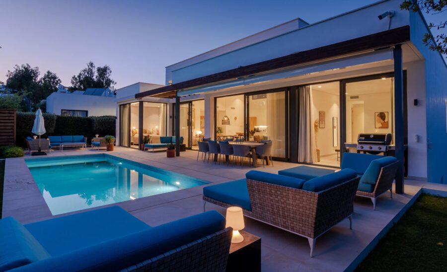 Muubs spisebord Marbella villa pool terrasse loungeområde