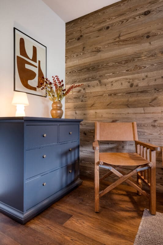 Megeve chalet soveværelse stol kommode