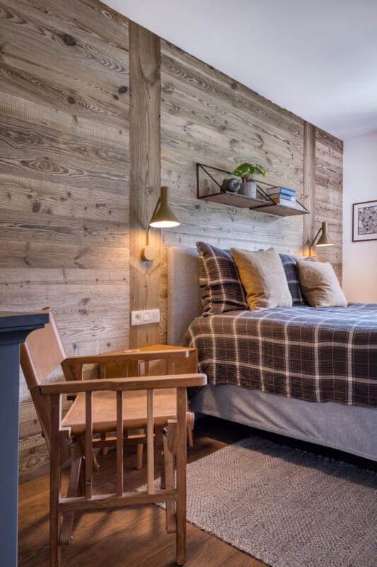 Megeve chalet soveværelse seng stol sengelampe