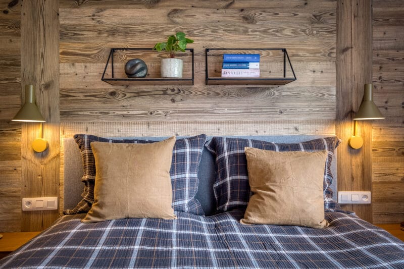 Megeve chalet soveværelse seng sengelampe hylder