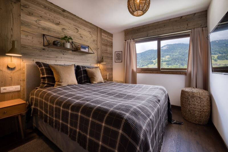 Megeve chalet soveværelse seng sengelampe hylder