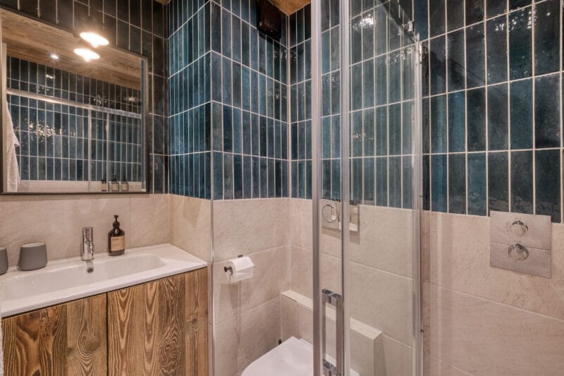 badeværelse blå fliser genbrugstræ brusekabine