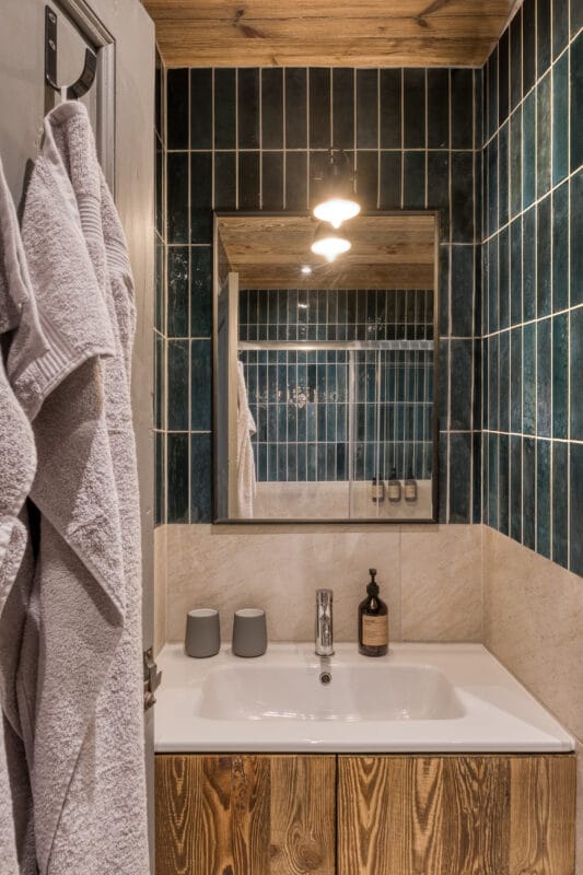 badeværelse blå fliser genbrugstræ håndvask spejl