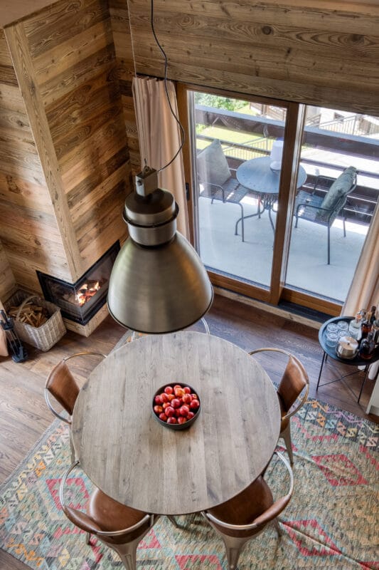 Megeve chalet spisestue lampe spisebord stol