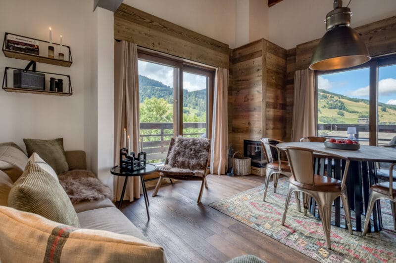 Megeve chalet spisestue stue lampe spisebord stol sofa udsigt