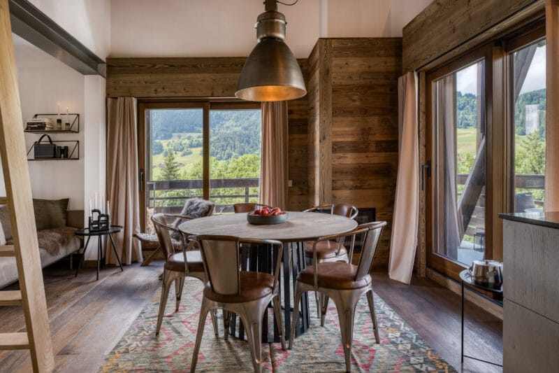 Megeve chalet spisestue stue spisebord stole udsigt
