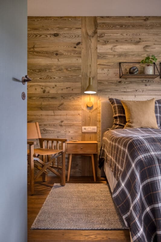 Megeve chalet soveværelse seng stol natbord sengelampe