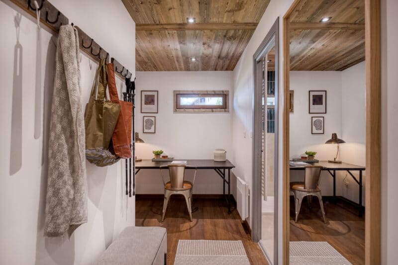 Megeve chalet værelse kontor stol spejl badeværelse