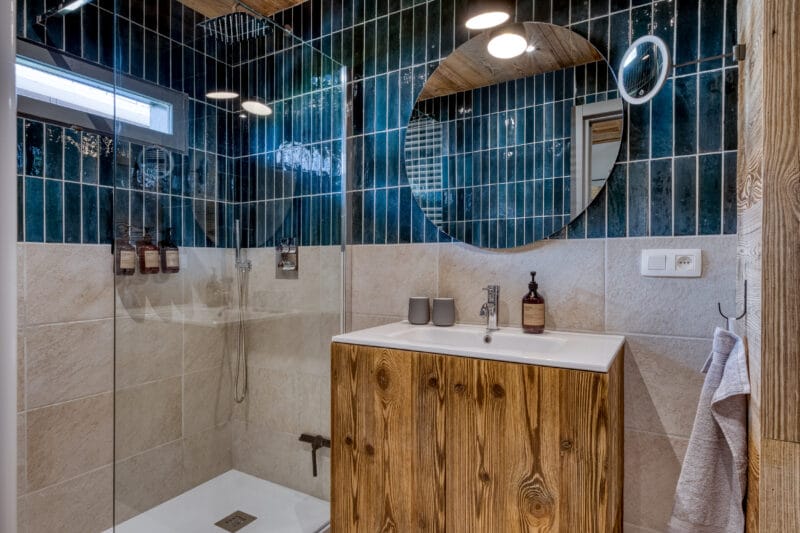 Megeve chalet badeværelse brusekabine håndvask genbrugstræ blå fliser