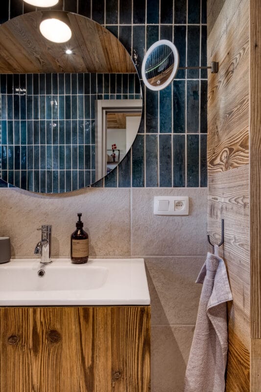 Megeve chalet badeværelse håndvask spejl genbrugstræ blå fliser