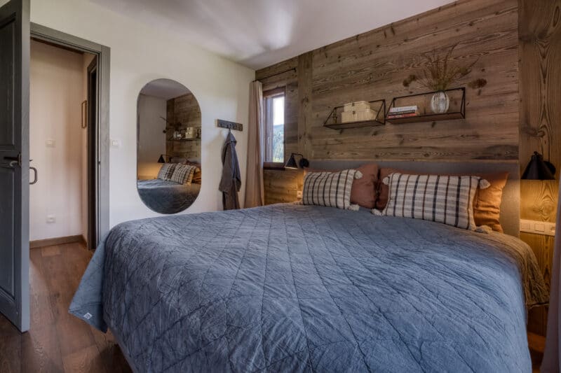 Megeve chalet soveværelse seng hylder spejl puder sengetæppe