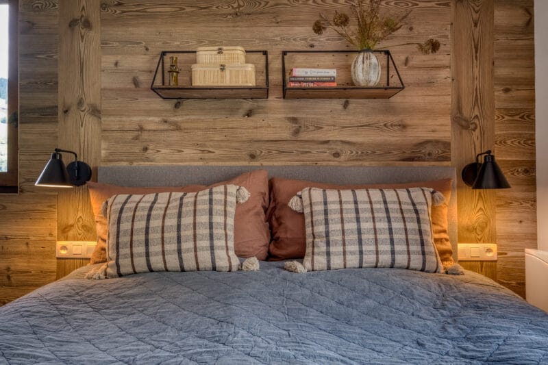 Megeve chalet soveværelse seng sengelamper hylder puder sengetæppe