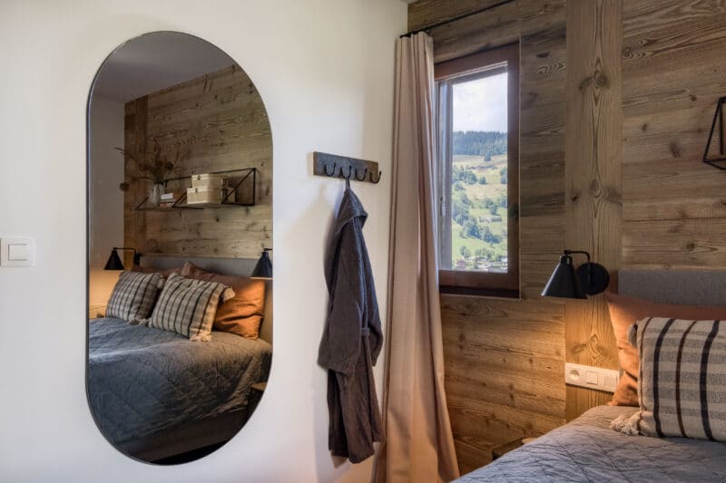 Megeve chalet soveværelse seng spejl vindue