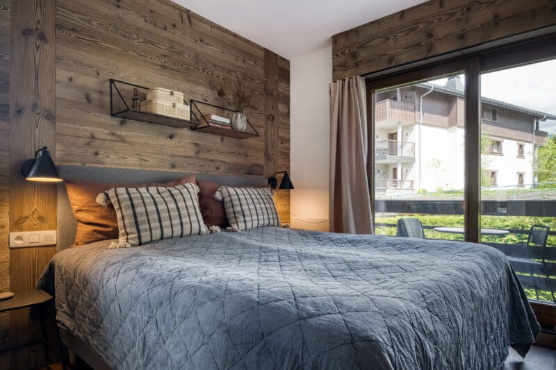 Megeve chalet soveværelse seng hylder sengetæppe puder vindue