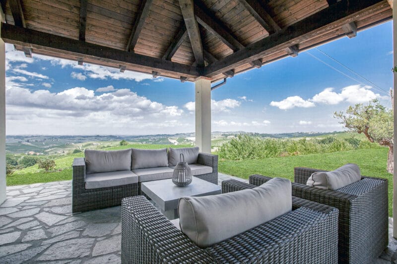 Piemonte feriebolig udsigt landskab vinmarker loungeområde