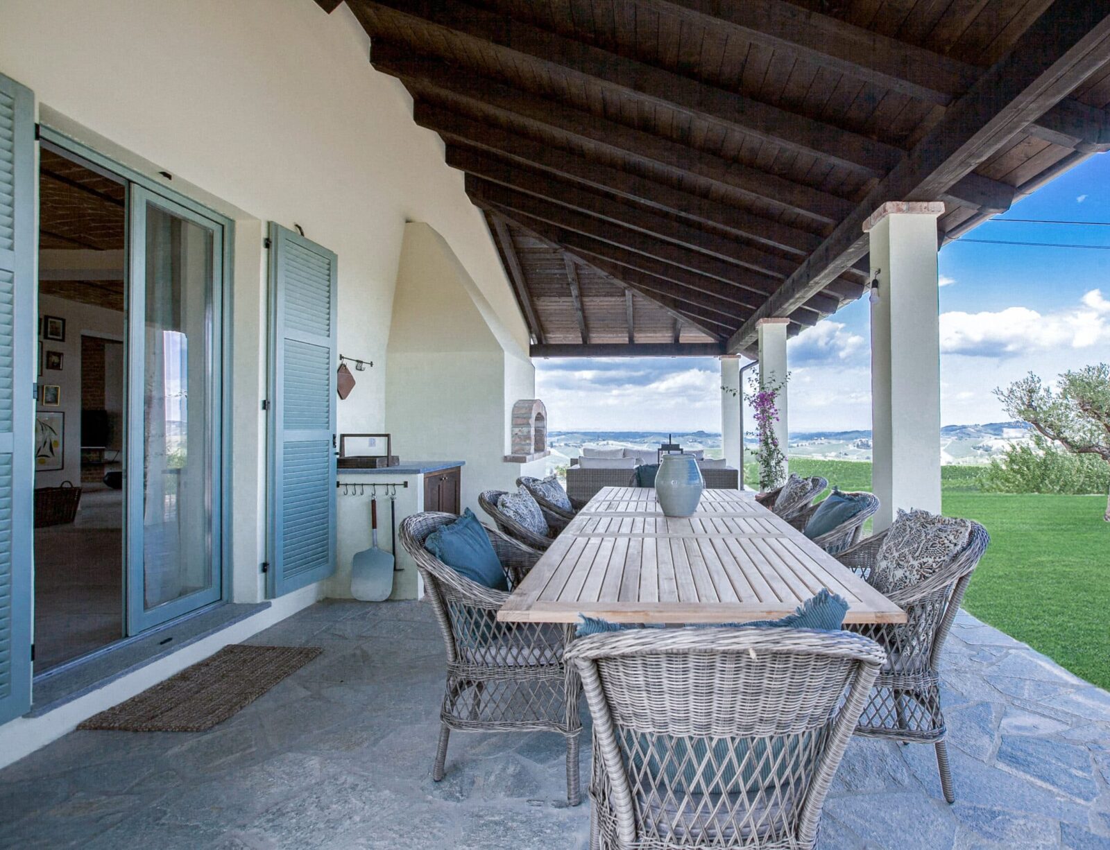 Piemonte feriebolig terrasse landskab udsigt møbler