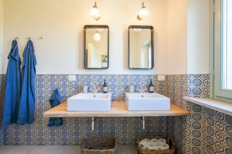 Piemonte feriebolig badeværelse klinker håndvask spejle lamper