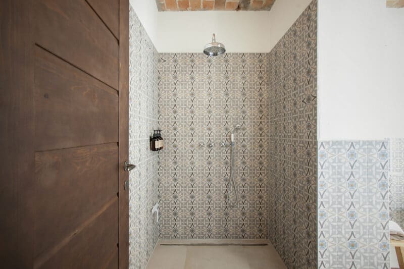 Piemonte feriebolig badeværelse bruseniche klinker trædør