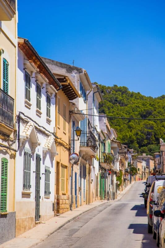 Mallorca by gade bygninger natur