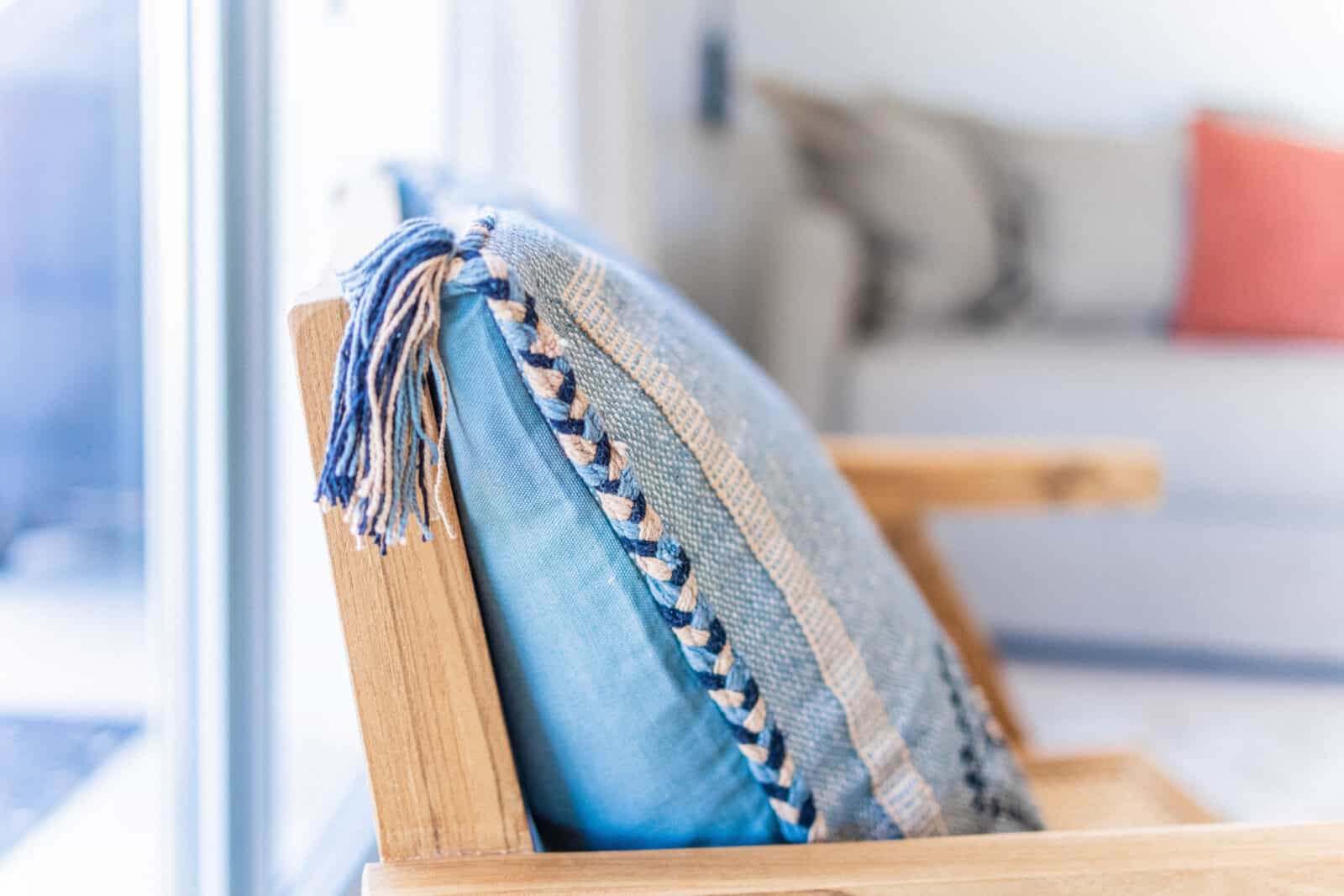 Mallorca feriebolig lejlighed stue stol pude