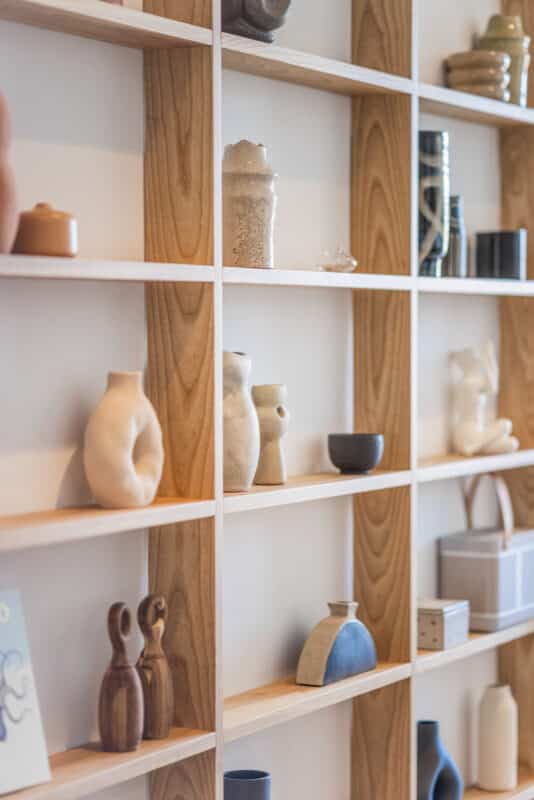 Mallorca feriebolig lejlighed spisestue reol dekoration