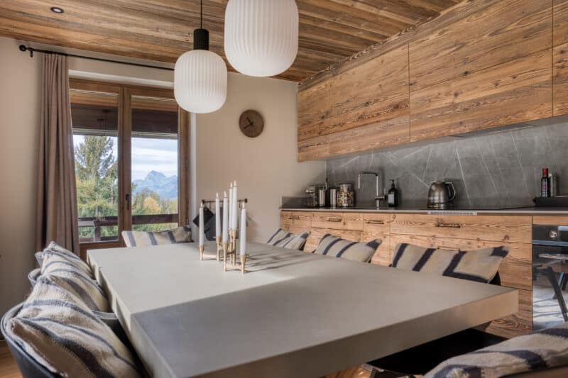 spisestue udsigt til bjergene bolig interiør træ indretning