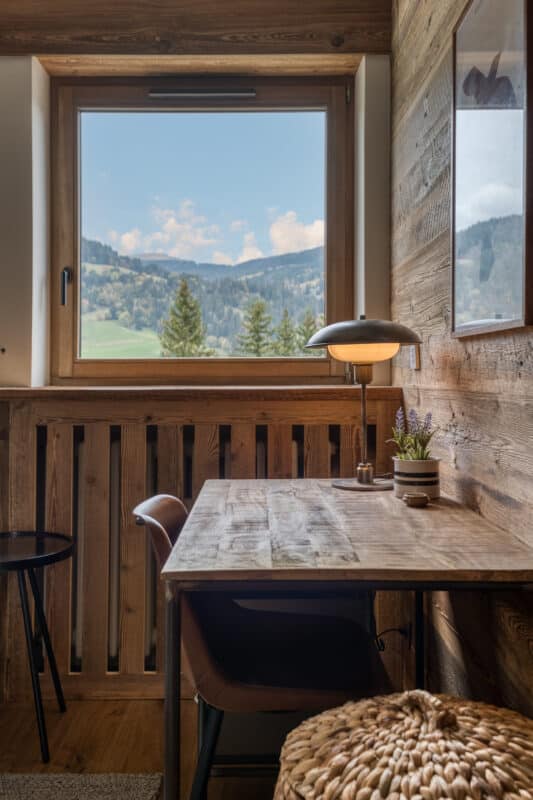 hyggeligt skribebord arbejdsbord bordlampe