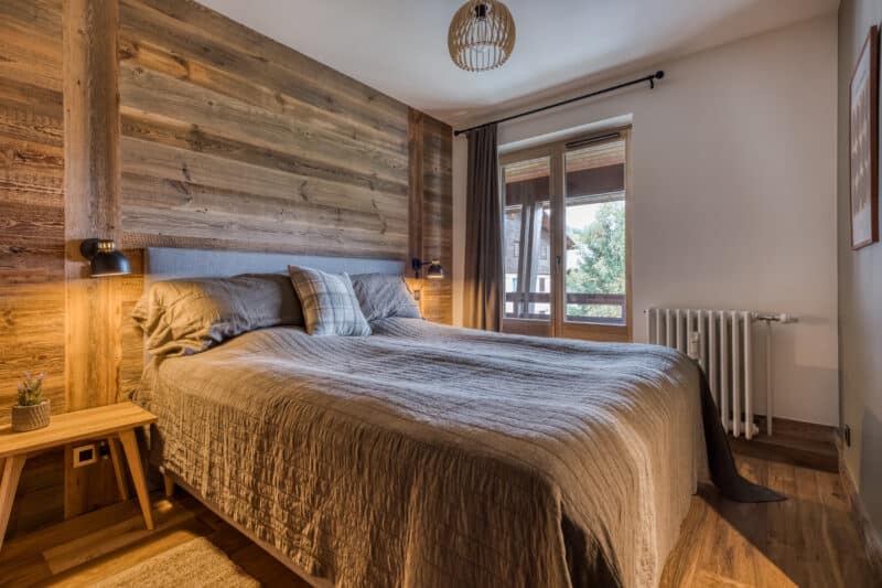 genbrugstræ soveværelse seng