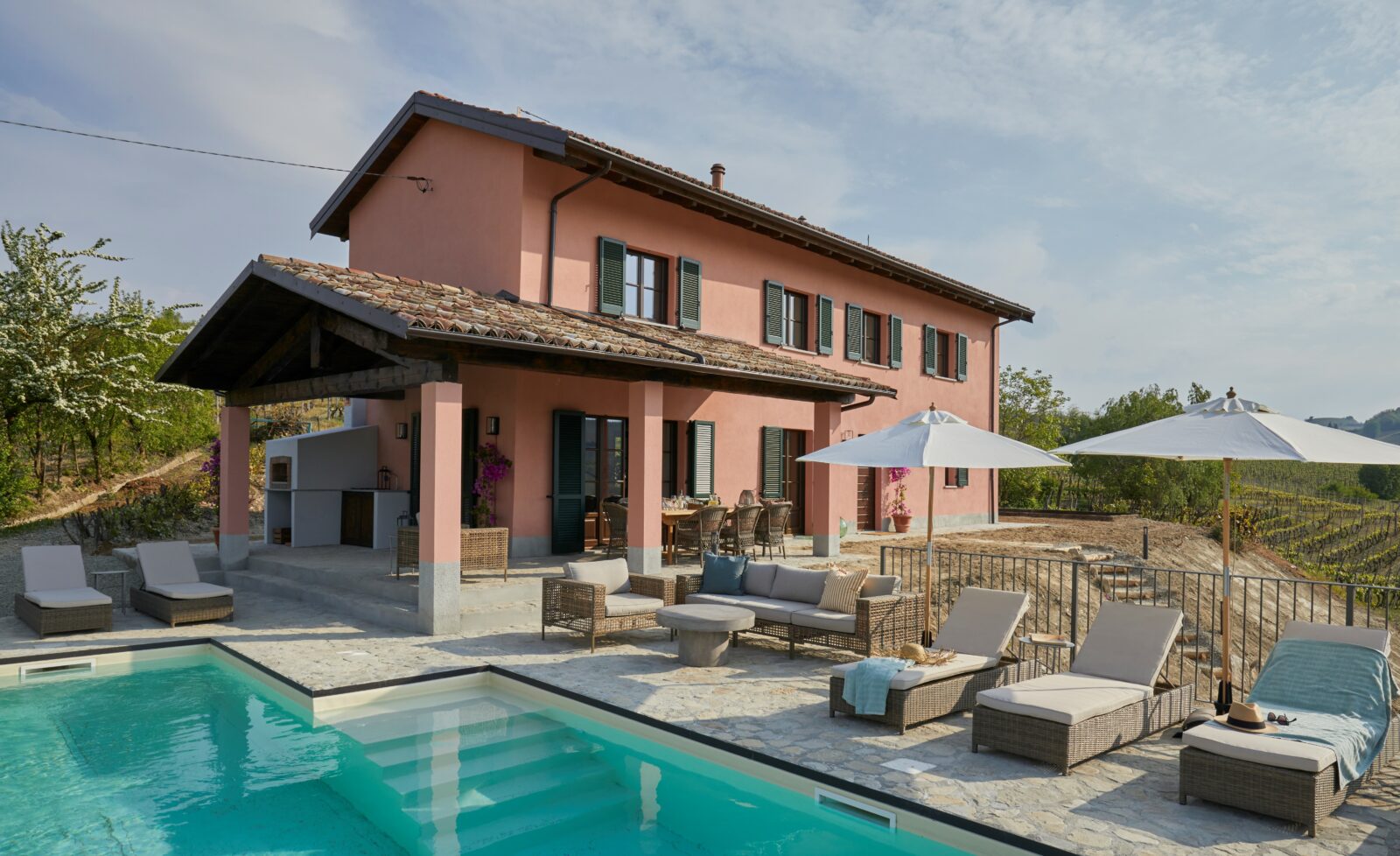 stenhus luksusbolig feriebolig italien italiensk luksus bolig piemonte ferie pool hus