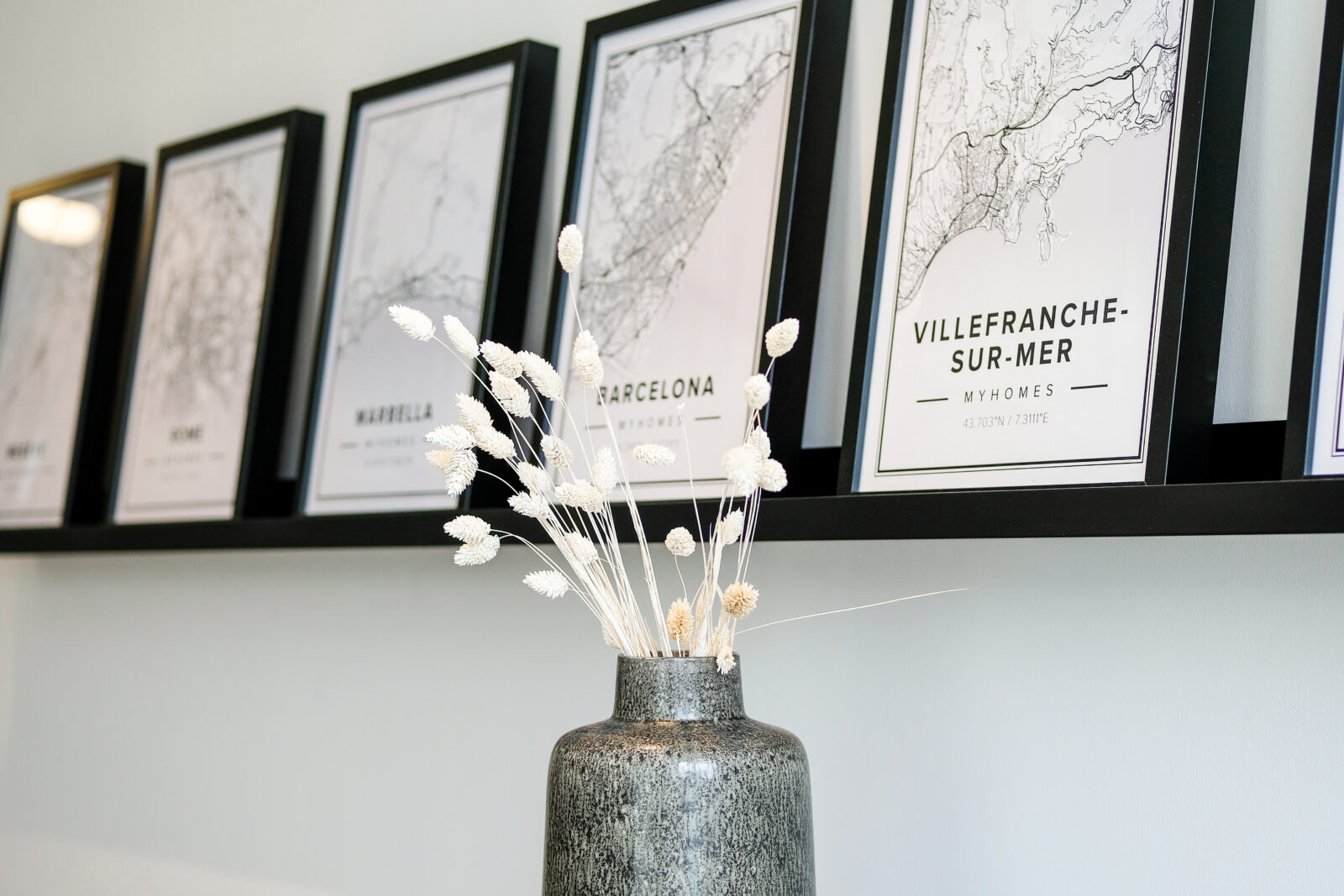 MyHomes kontor landkort vase indretning KBH københavn ramme væg