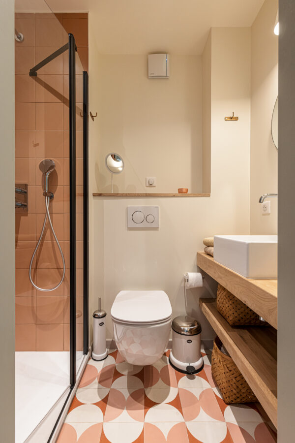 Farverigt badeværelse flotte fliser sydfransk