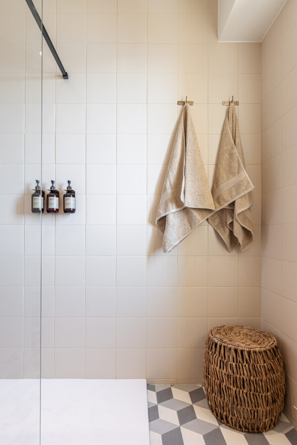 sydfransk badeværelse lækre håndklæder flotte fliser