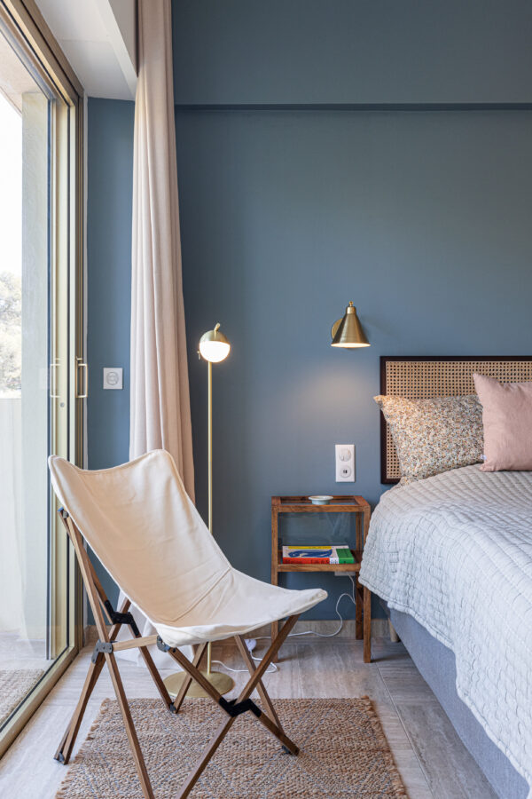 soveværelse design lænestol blåt væg