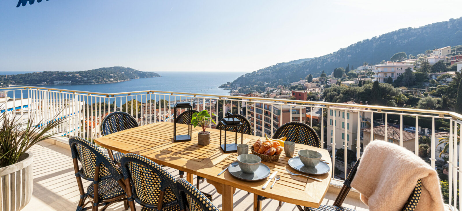 morgenmad sommer croissant kaffe terrasse feriebolig luksusbolig