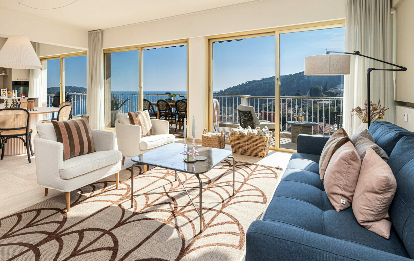 Villefranche penthouselejlighed bolig hjem sydfrankrig franske riviera interiør design luksusbolig luksushjem luksusferie ferie ophold stue indretning farver udsigt hav middelhavet havudsigt