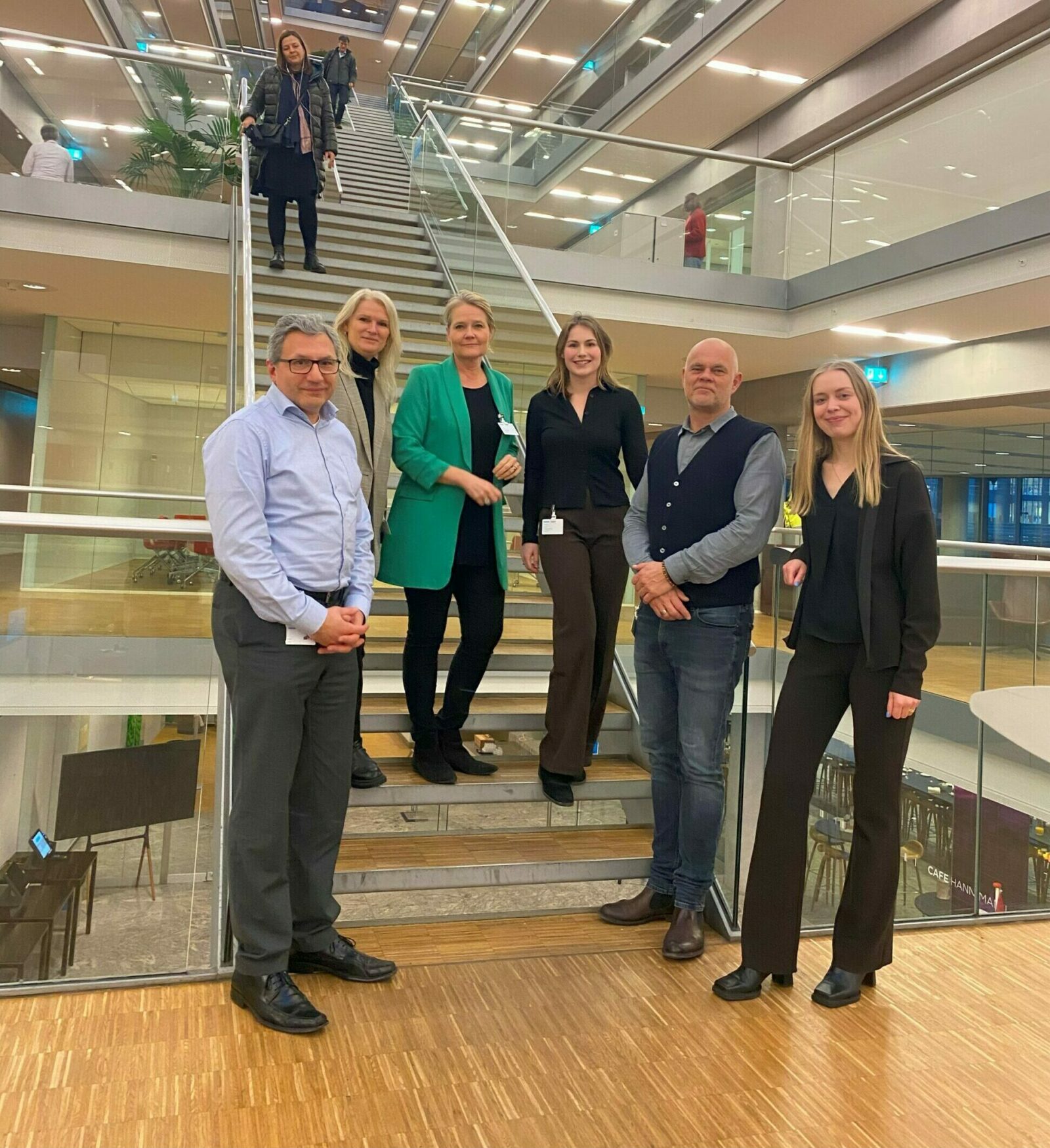 Lene, Mette, Signe og Thomas på besøg hos Rambøll. De er flankeret af Rambølls rådgiver, Niki Bey, til venstre og konsulent, Anne Sofie Madsen, til højre.