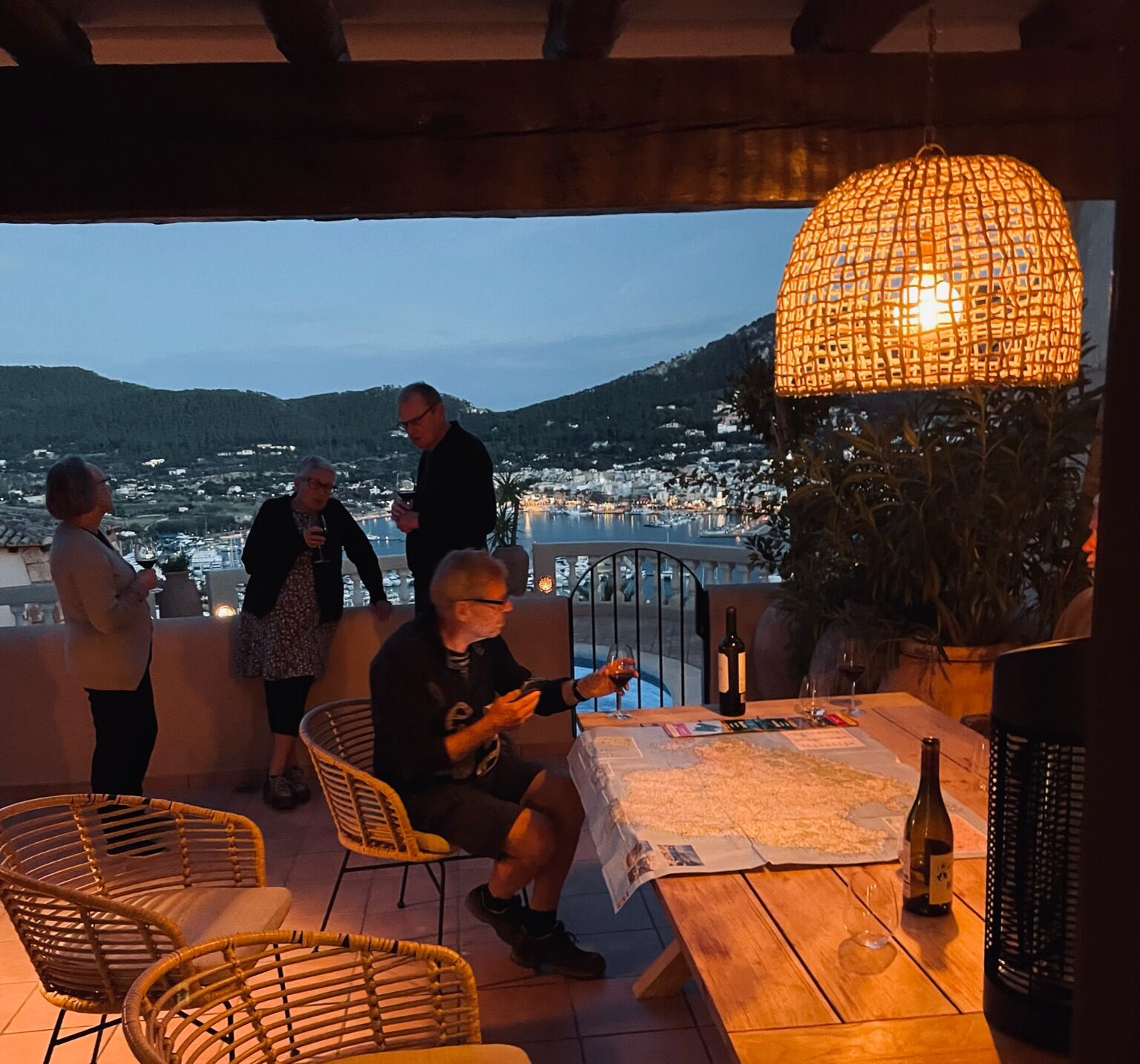 Aftenhygge på terrassen på Mallorca. Privatfoto.