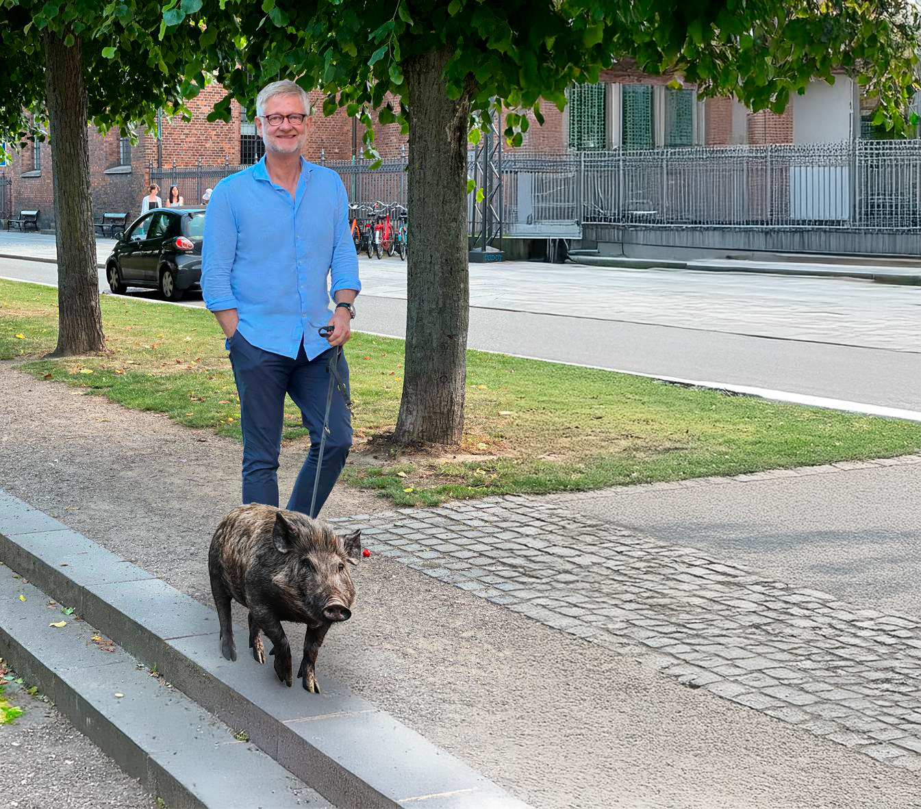 En hurtig fotograf fik taget et billede af Finn på en sine gåture med vildsvinet Fred i København.