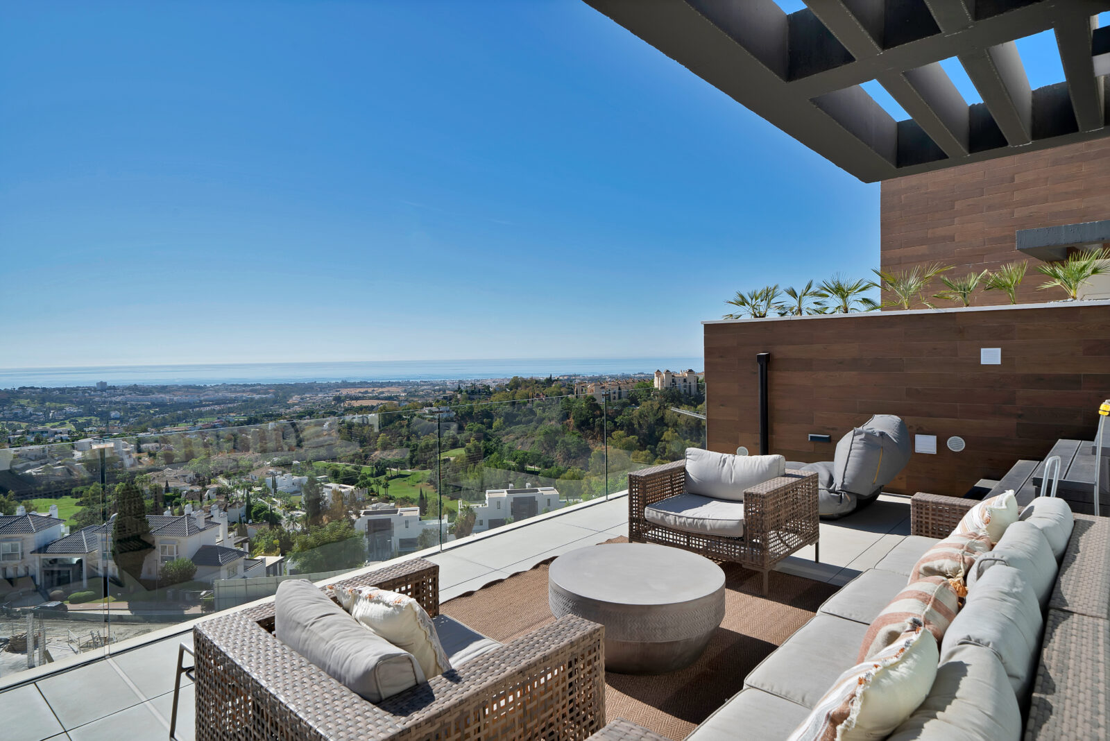 Loungeområde med udsigt over havet