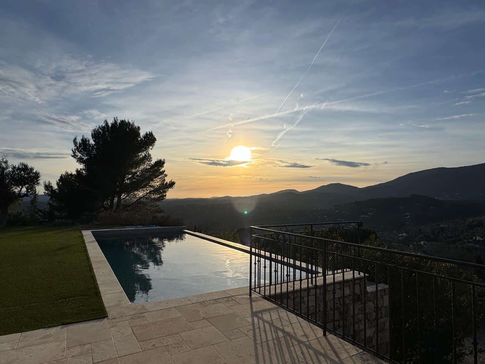 Solnedgang over villaens infinity pool